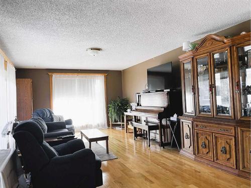 11421 120 Avenue Close, Fairview, AB - Indoor Photo Showing Living Room