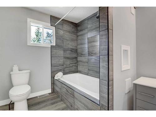 9924 101 Street, Wembley, AB - Indoor Photo Showing Bathroom
