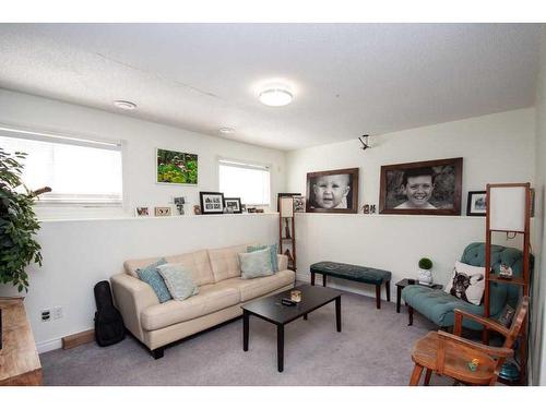 10202 Landing Drive, Grande Prairie, AB - Indoor Photo Showing Living Room