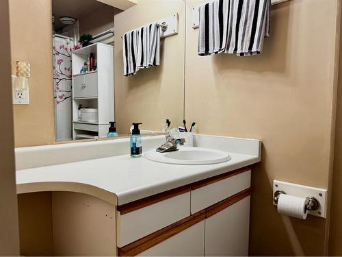 9009 93 Avenue, Grande Prairie, AB - Indoor Photo Showing Bathroom