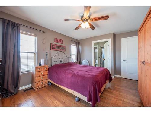 5-720075 95 Range, Rural Grande Prairie No. 1, County Of, AB - Indoor Photo Showing Bedroom