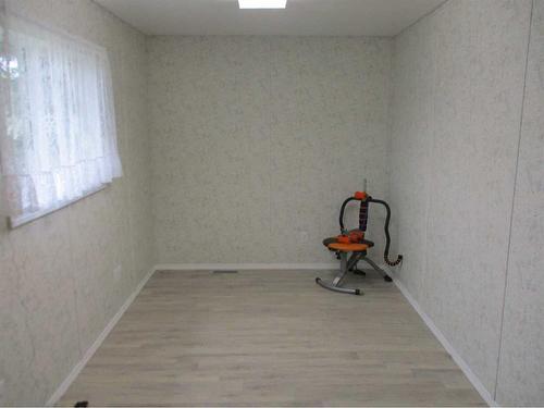 #308 6Th Avenue Se, Manning, AB - Indoor Photo Showing Other Room