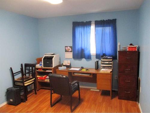 #308 6Th Avenue Se, Manning, AB - Indoor Photo Showing Office