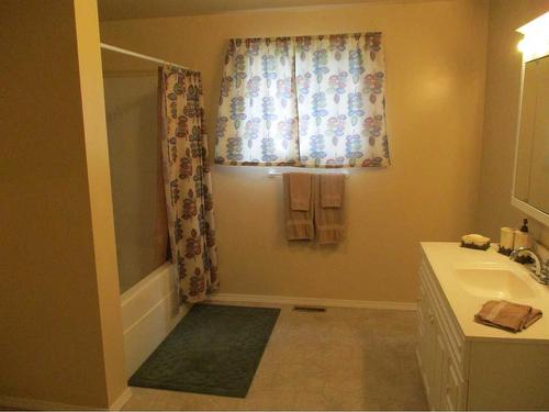 #308 6Th Avenue Se, Manning, AB - Indoor Photo Showing Bathroom