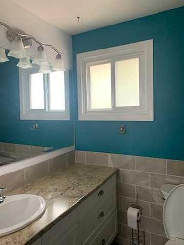 10049 80 Avenue, Grande Prairie, AB - Indoor Photo Showing Bathroom