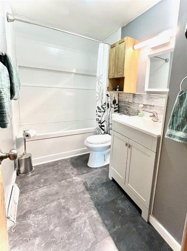 9806 109 Avenue, Grande Prairie, AB - Indoor Photo Showing Bathroom