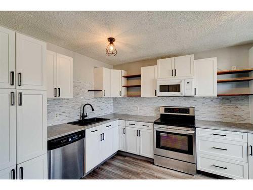 7812 Cedarwood Park, Grande Prairie, AB - Indoor Photo Showing Kitchen With Upgraded Kitchen