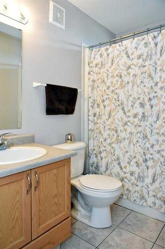 8841 62 Avenue, Grande Prairie, AB - Indoor Photo Showing Bathroom