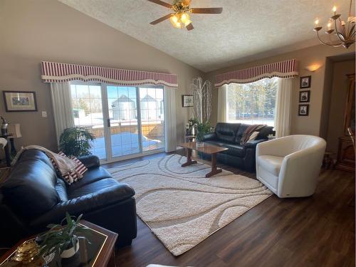 17004 Township Road 750, High Prairie, AB - Indoor Photo Showing Living Room