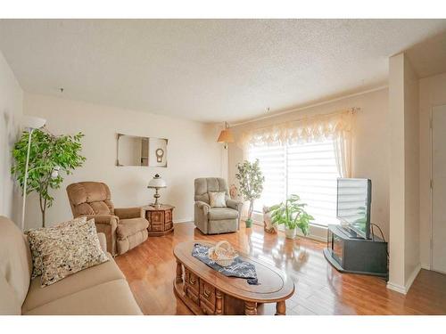9605 83 Ave, Peace River, AB - Indoor Photo Showing Living Room