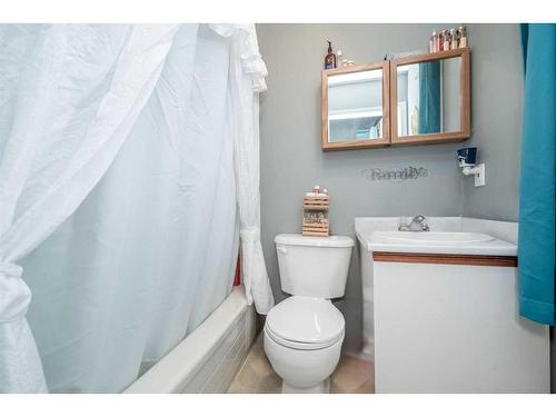 9526 94 Avenue, Wembley, AB - Indoor Photo Showing Bathroom