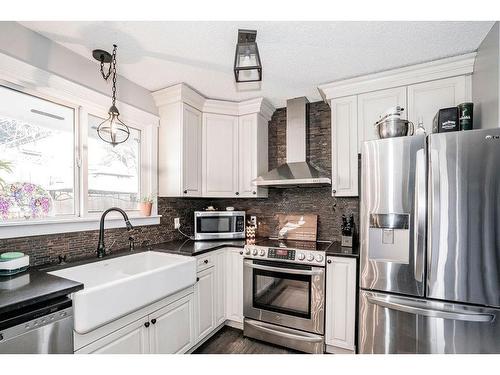 10119 105 Avenue, Peace River, AB - Indoor Photo Showing Kitchen With Stainless Steel Kitchen With Upgraded Kitchen