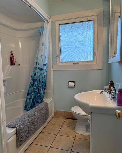 10808 106 Avenue, Fairview, AB - Indoor Photo Showing Bathroom