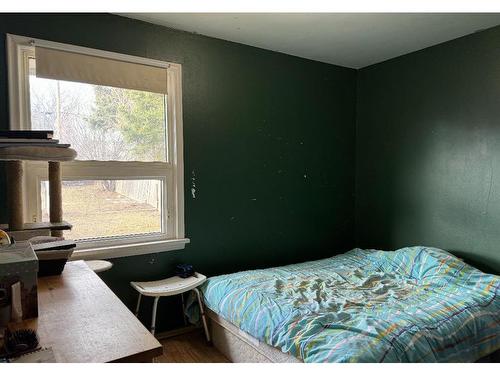 10808 106 Avenue, Fairview, AB - Indoor Photo Showing Bedroom