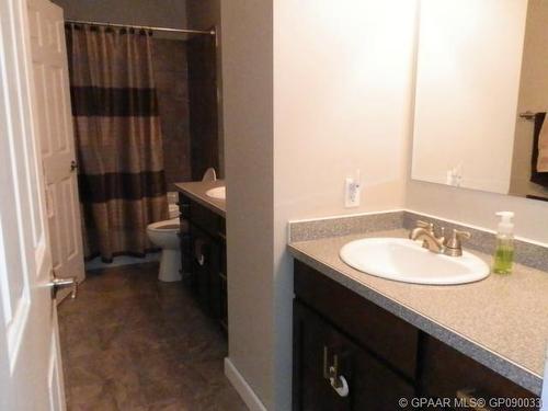 8221 102 Avenue, Peace River, AB - Indoor Photo Showing Bathroom