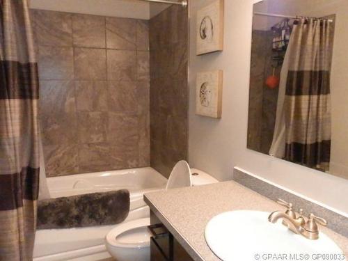 8221 102 Avenue, Peace River, AB - Indoor Photo Showing Bathroom