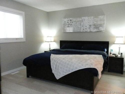 8221 102 Avenue, Peace River, AB - Indoor Photo Showing Bedroom