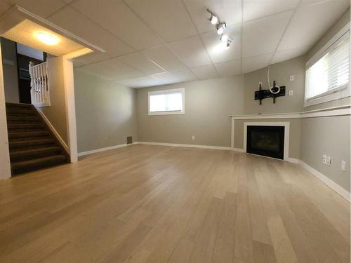 8221 102 Avenue, Peace River, AB - Indoor Photo Showing Bedroom