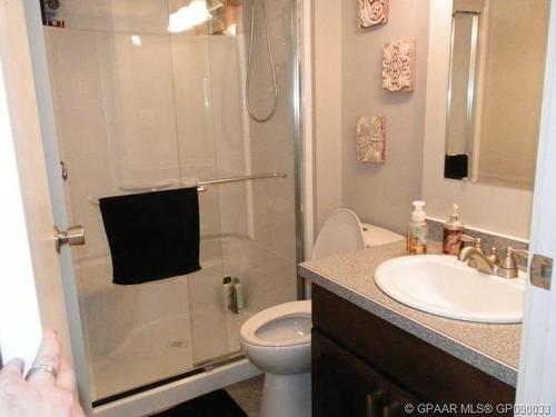 8221 102 Avenue, Peace River, AB - Indoor Photo Showing Bathroom
