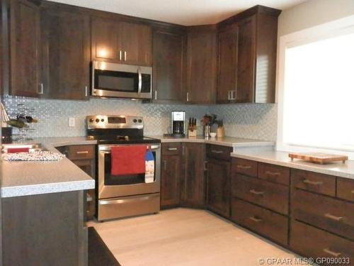 8221 102 Avenue, Peace River, AB - Indoor Photo Showing Kitchen With Upgraded Kitchen