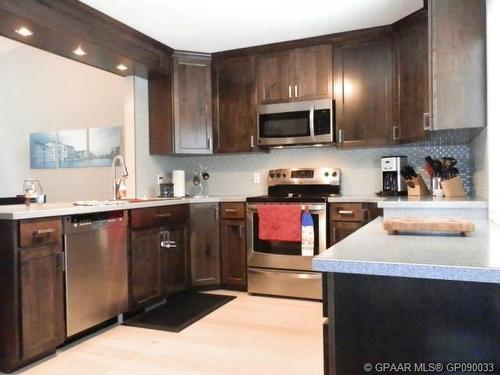 8221 102 Avenue, Peace River, AB - Indoor Photo Showing Kitchen