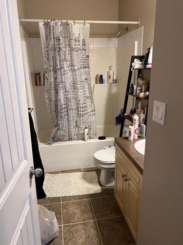 208-9221 Lakeland Drive, Grande Prairie, AB - Indoor Photo Showing Bathroom