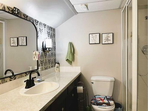 10604 107 Avenue, Fairview, AB - Indoor Photo Showing Bathroom