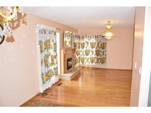 9621 83 Avenue, Peace River, AB - Indoor With Fireplace