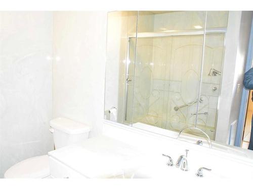 9621 83 Avenue, Peace River, AB - Indoor Photo Showing Bathroom