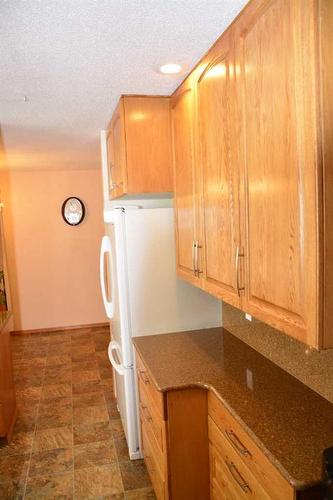 9621 83 Avenue, Peace River, AB - Indoor Photo Showing Kitchen