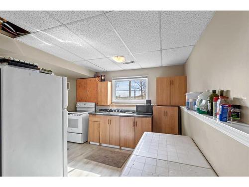 7806 Mission Heights Drive, Grande Prairie, AB - Indoor Photo Showing Kitchen With Double Sink