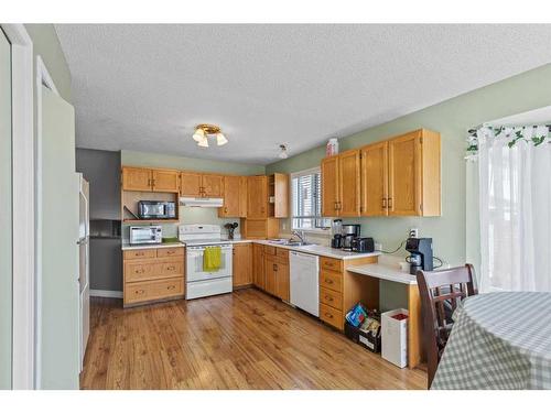 7806 Mission Heights Drive, Grande Prairie, AB - Indoor Photo Showing Kitchen With Double Sink