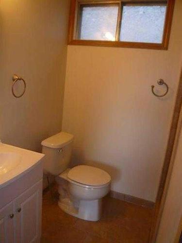 10129 116 Avenue, Peace River, AB - Indoor Photo Showing Bathroom