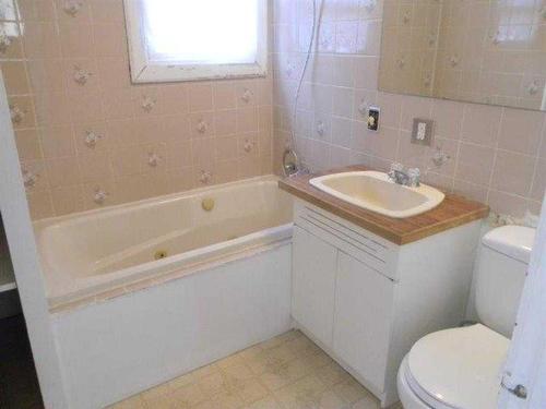 10129 116 Avenue, Peace River, AB - Indoor Photo Showing Bathroom