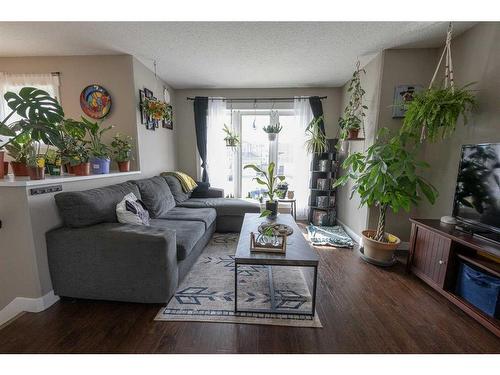 11542 73 Avenue, Grande Prairie, AB - Indoor Photo Showing Living Room