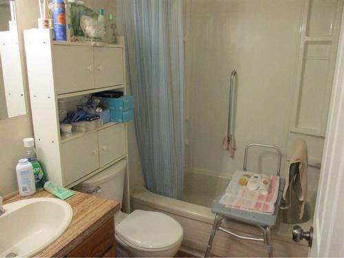 408 3Rd Street Nw, Manning, AB - Indoor Photo Showing Bathroom