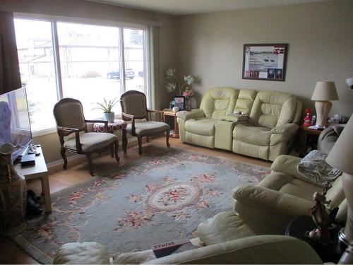 408 3Rd Street Nw, Manning, AB - Indoor Photo Showing Living Room