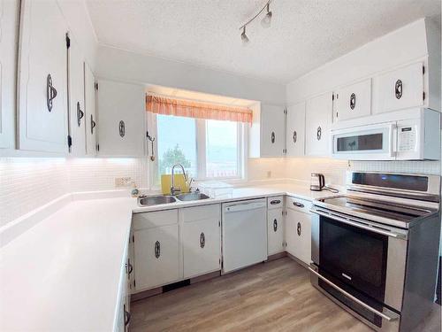 4 Sunset Drive, Spirit River, AB - Indoor Photo Showing Kitchen With Double Sink