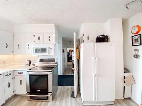 4 Sunset Drive, Spirit River, AB - Indoor Photo Showing Kitchen