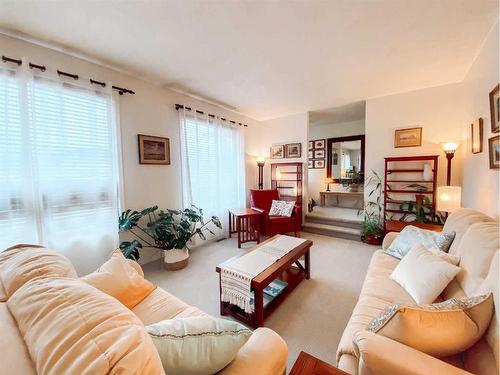 4 Sunset Drive, Spirit River, AB - Indoor Photo Showing Living Room