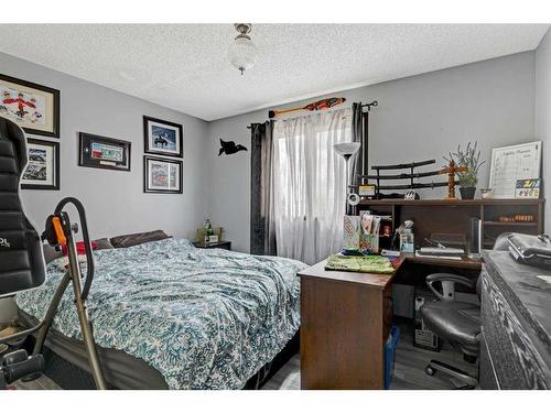 722020 Range Road 60, Clairmont, AB - Indoor Photo Showing Bedroom