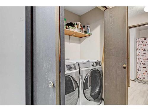 722020 Range Road 60, Clairmont, AB - Indoor Photo Showing Laundry Room