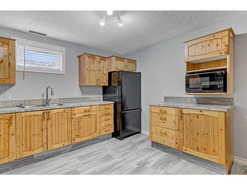 722020 Range Road 60, Clairmont, AB - Indoor Photo Showing Kitchen With Double Sink