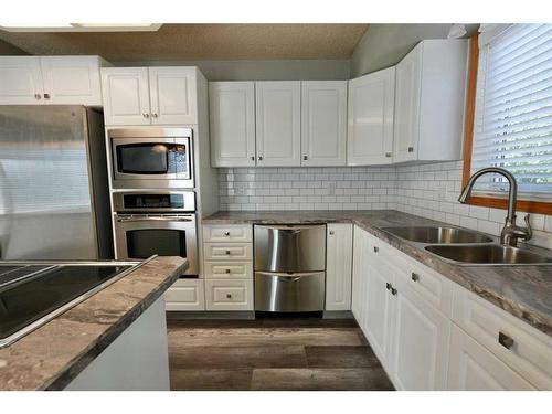 9110 136 Avenue, Peace River, AB - Indoor Photo Showing Kitchen With Double Sink