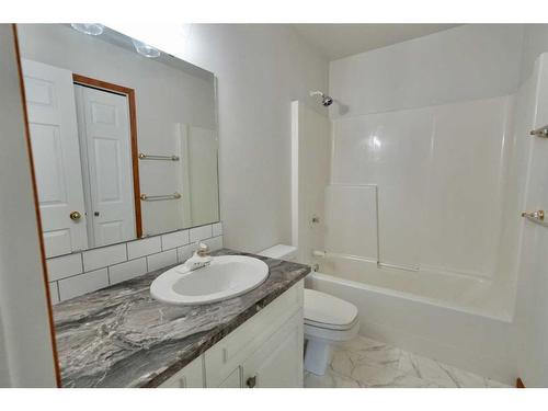 9110 136 Avenue, Peace River, AB - Indoor Photo Showing Bathroom