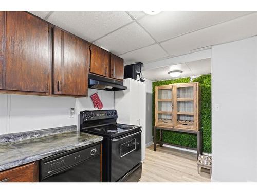 9402 80 Avenue, Grande Prairie, AB - Indoor Photo Showing Kitchen