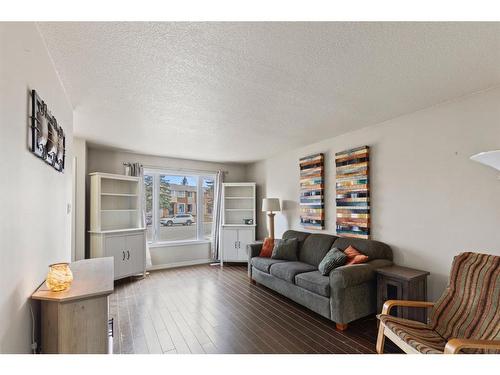 9402 80 Avenue, Grande Prairie, AB - Indoor Photo Showing Living Room