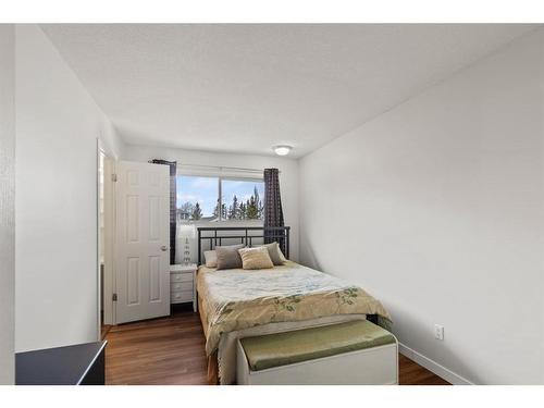9402 80 Avenue, Grande Prairie, AB - Indoor Photo Showing Bedroom