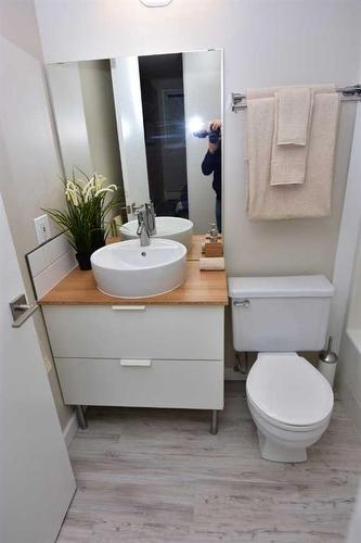 C1-9523 88 Avenue, Peace River, AB - Indoor Photo Showing Bathroom