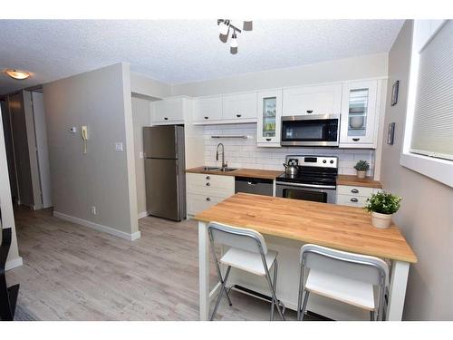 C1-9523 88 Avenue, Peace River, AB - Indoor Photo Showing Kitchen